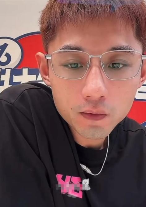 张继科直播时，有不少网友问他怎么看王楚钦拿银牌一事，张继科无奈的说：“我理解你们
