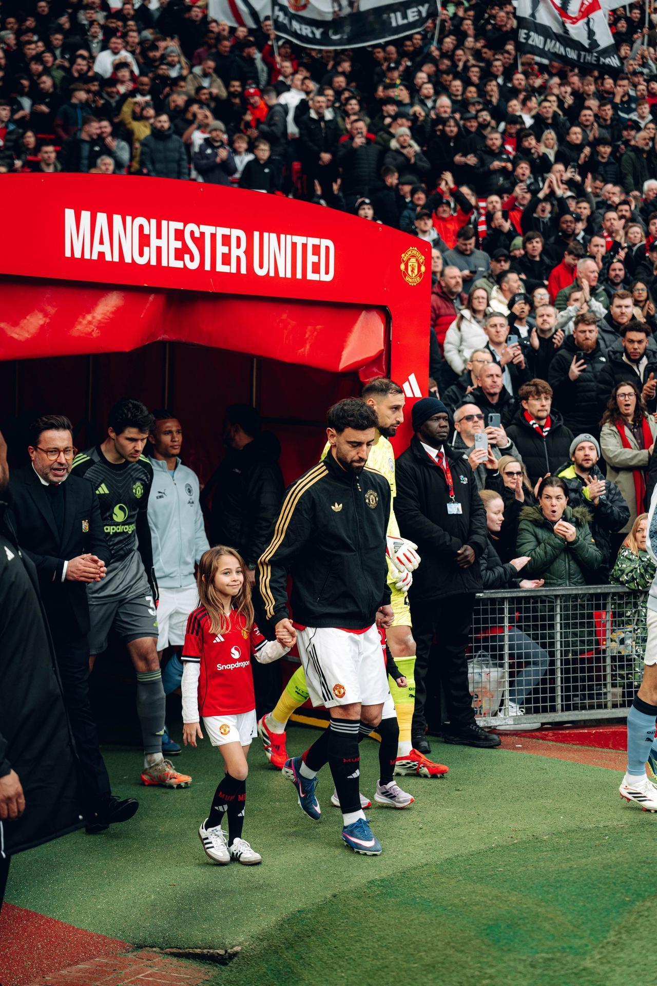 ♦️结好运，战德比曼联球员们身披中国结系列双面夹克登场，下半场继续加油🔥