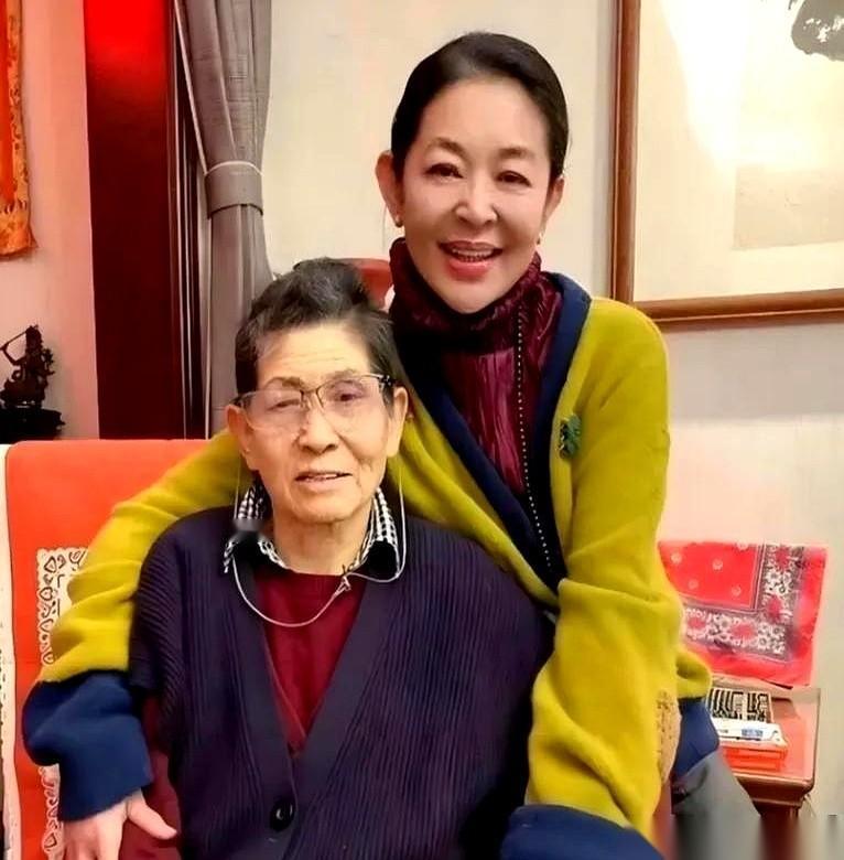 医生拿着病危通知书，问家属：“要上呼吸机吗？”倪萍替所有人回答了，就俩字：“不