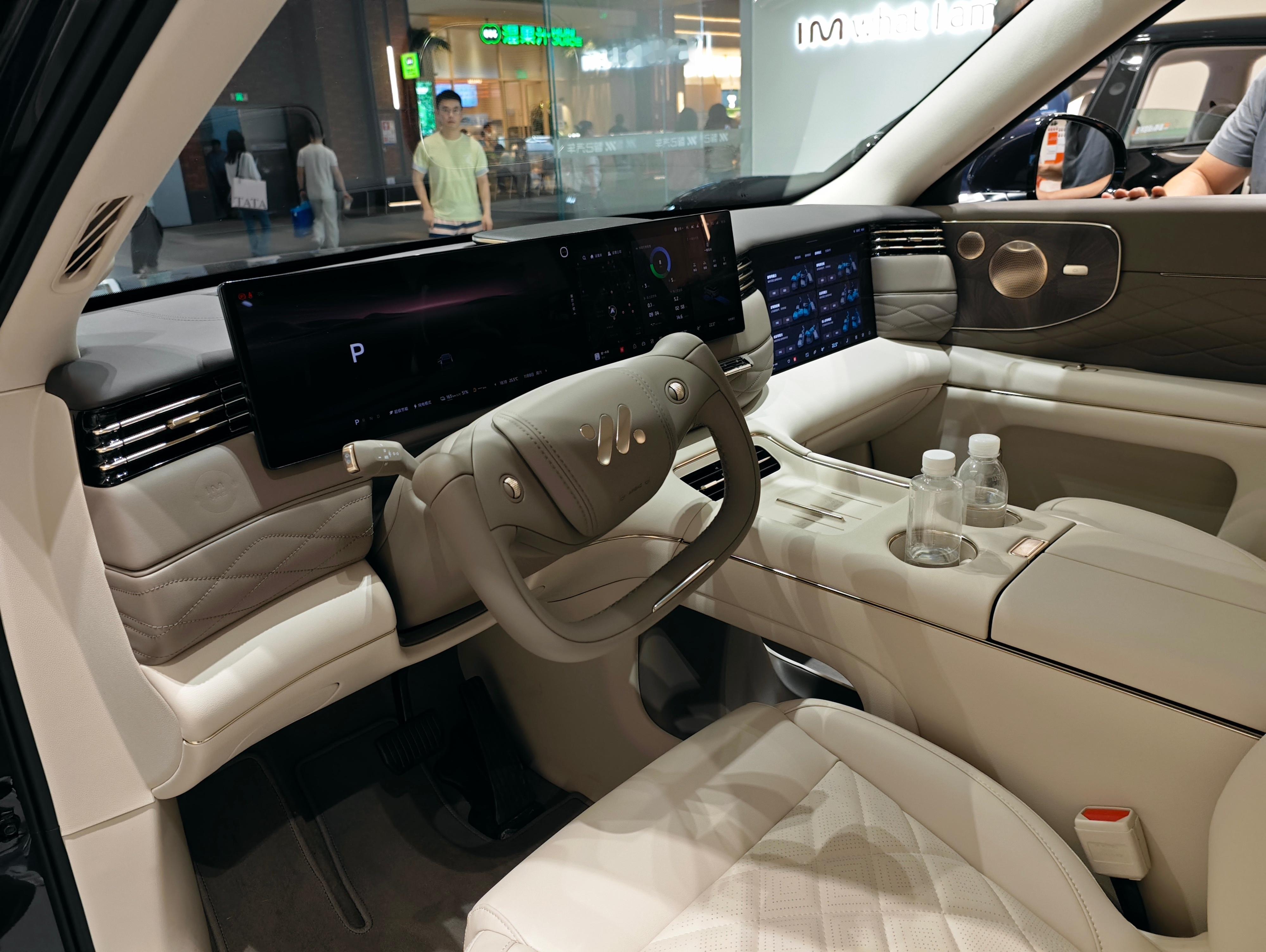 最近去店里静态看了两台大六座，放在一起讲讲。首先是智己LS9，他只有机械按摩座