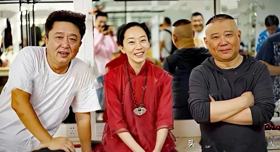 郭德纲把师父侯耀文的女儿侯瓒招进德云社，安排了行政和文化宣传的岗位，不登台、不炒