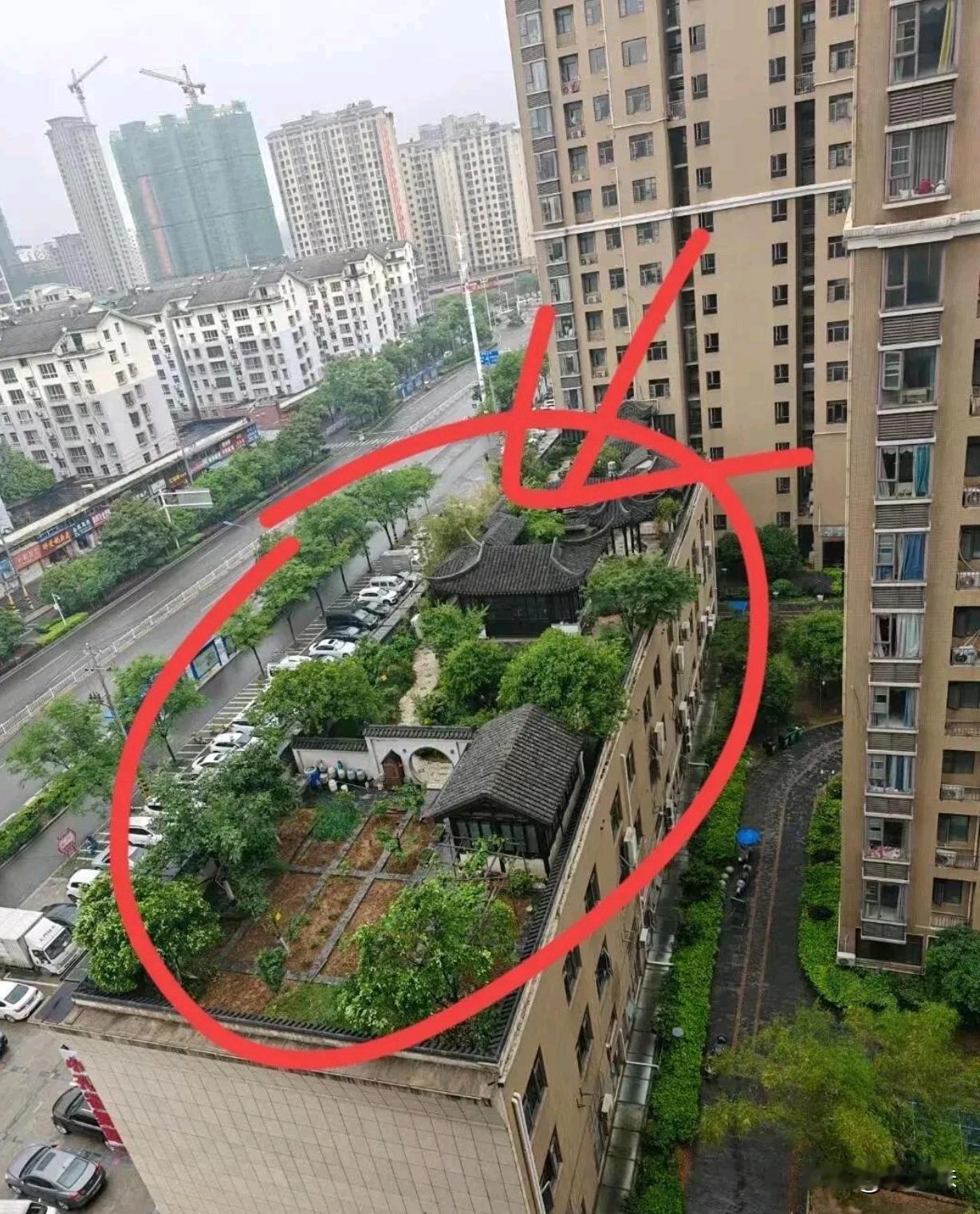 房子100万，这顶楼就值50万