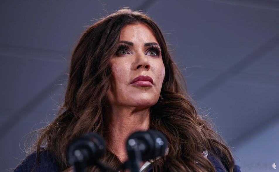 在两党呼吁解雇克里斯蒂·诺姆之后，特朗普为她辩护，告诉美国广播公司新闻网，她“做