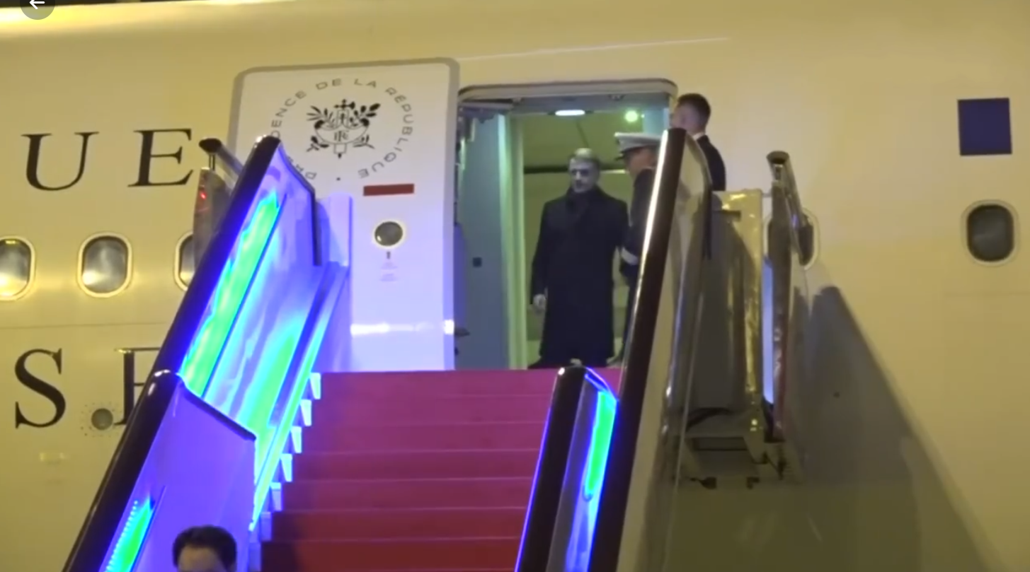 12月4日马克龙抵达成都机场，并没有和布里吉特同时出镜，而是先走到机舱门口，看夫