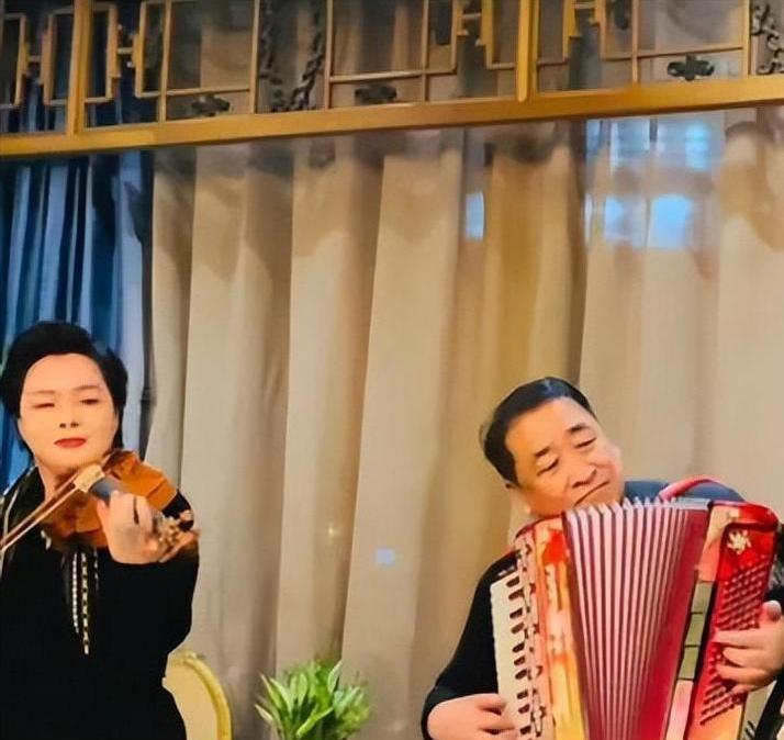 75岁老人被全网骂“忘本”，真相让所有人沉默。视频是拼接的。他12月24日站