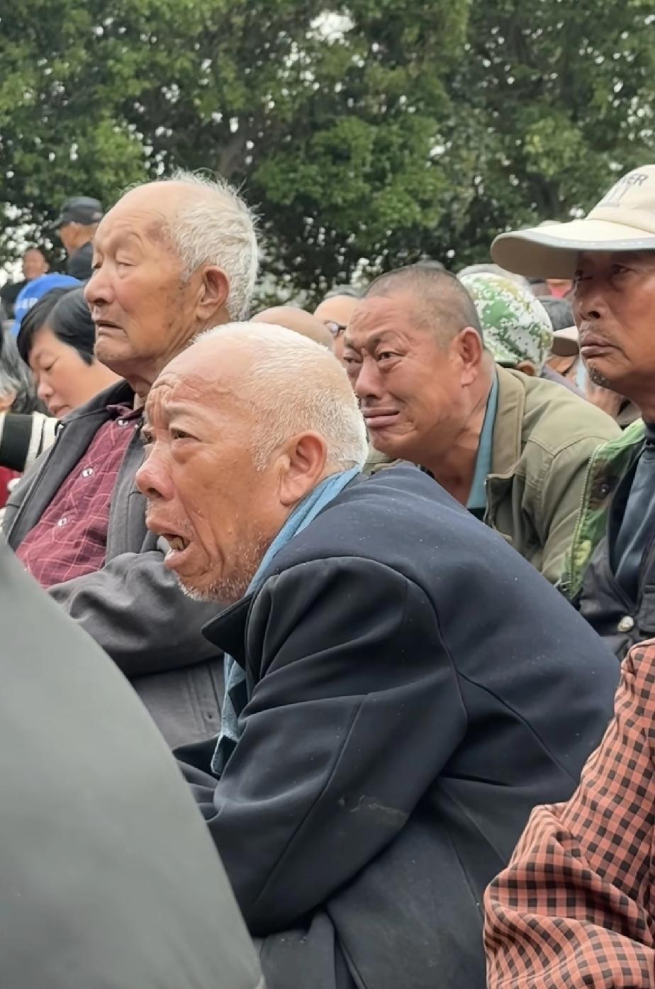 人无聊很有趣这是河南豫剧青年团在山东演出《清风亭》剧目时，台下观众进
