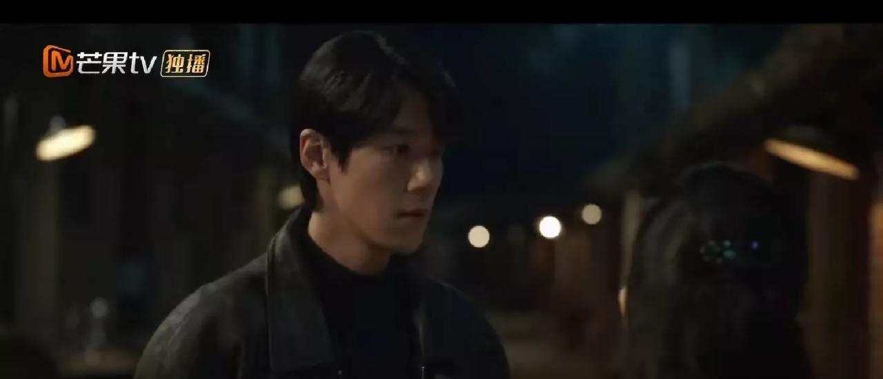 她转身时一滴泪都没掉。就这个眼神，重拍了17遍。全网几百万女性跟着学这个转身