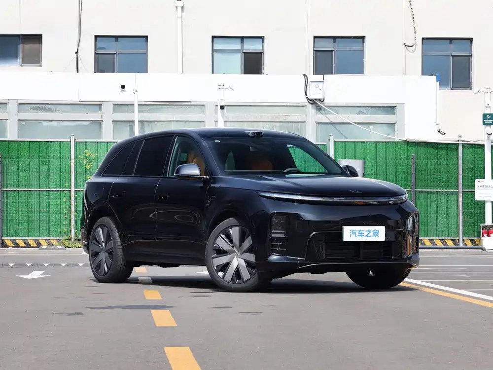 2026款理想L6，中大型增程式家用SUV。车身4925mm×1960mm×17
