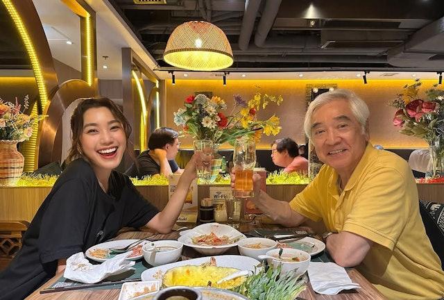 秦沛80岁大寿简单同家人庆祝，举哑铃拍照老当益壮！演艺界前辈秦沛，近日迎来了8