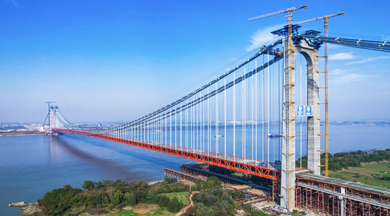 新长江大桥要来了！随着最后一段巨型钢桁梁精准吊装到位，湖北燕矶长江大桥顺利合龙