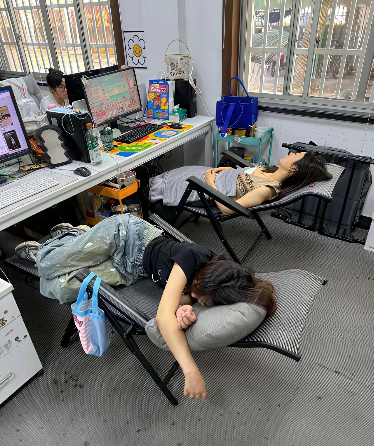 同样都是午休，你愿意选择哪一种？看到有网友说，图1可能是3000一个月，而图