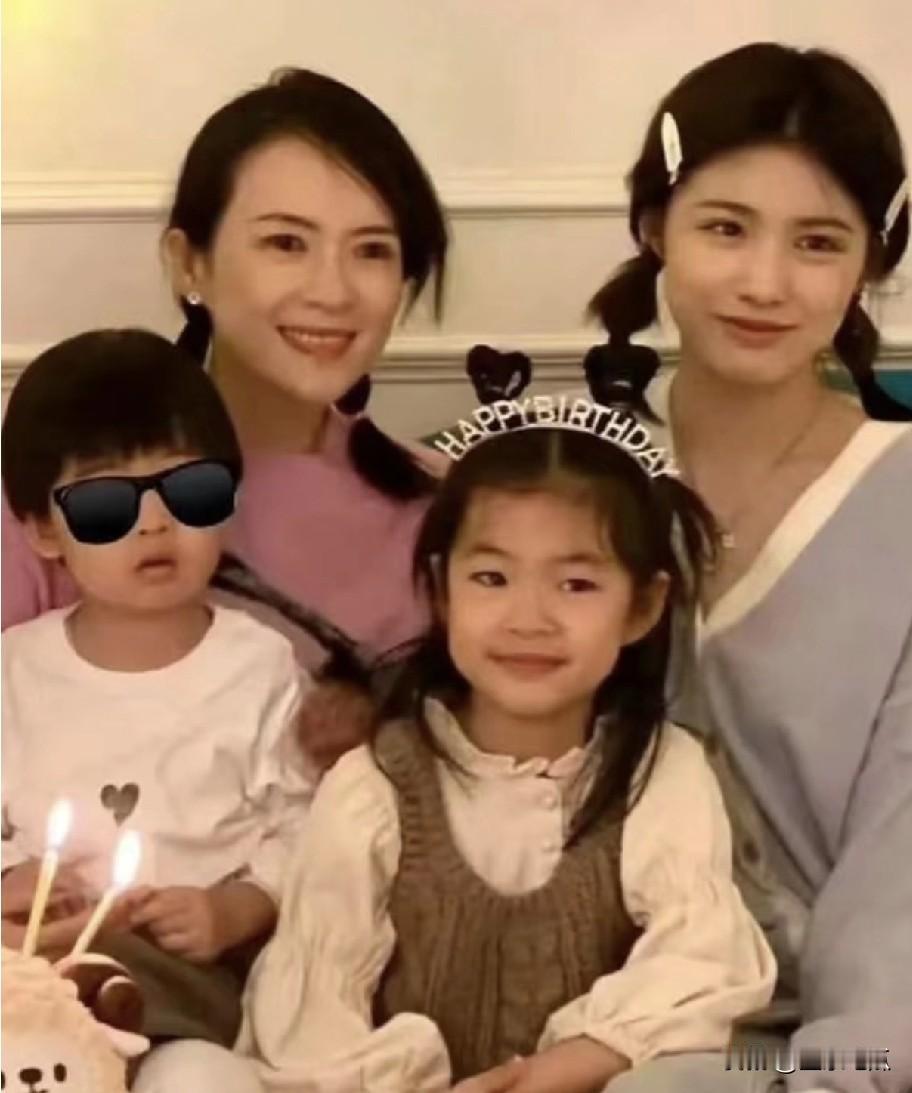 章子怡息影八年，既为人亲妈，又担起后妈的角色，她这个后妈当得着实不错。小苹果的生