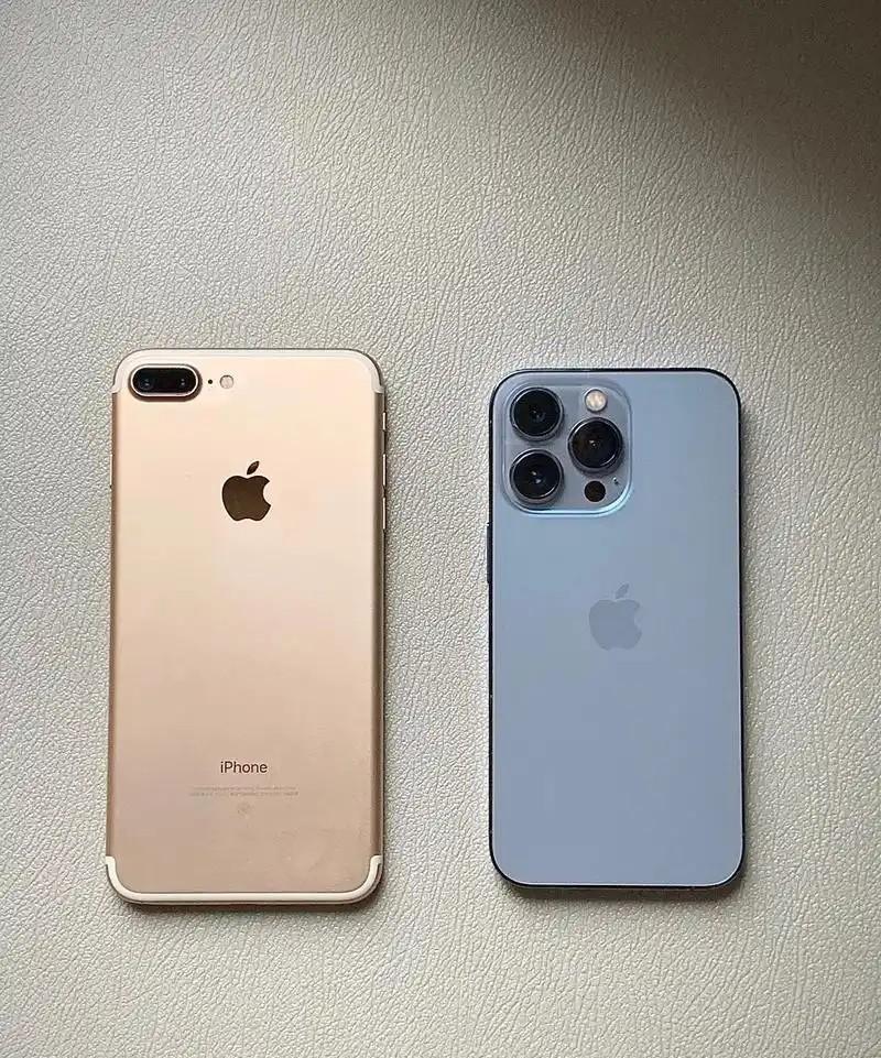 很多网友说iPhone的样子几乎没什么变化，现在反而越来越丑了。特意找了iPho