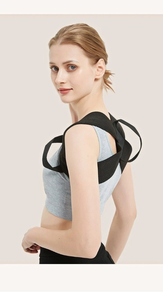 改善驼背不要挺胸夹背改善驼背确实不建议单纯做“挺胸夹背”的动作，这种刻意发力的方