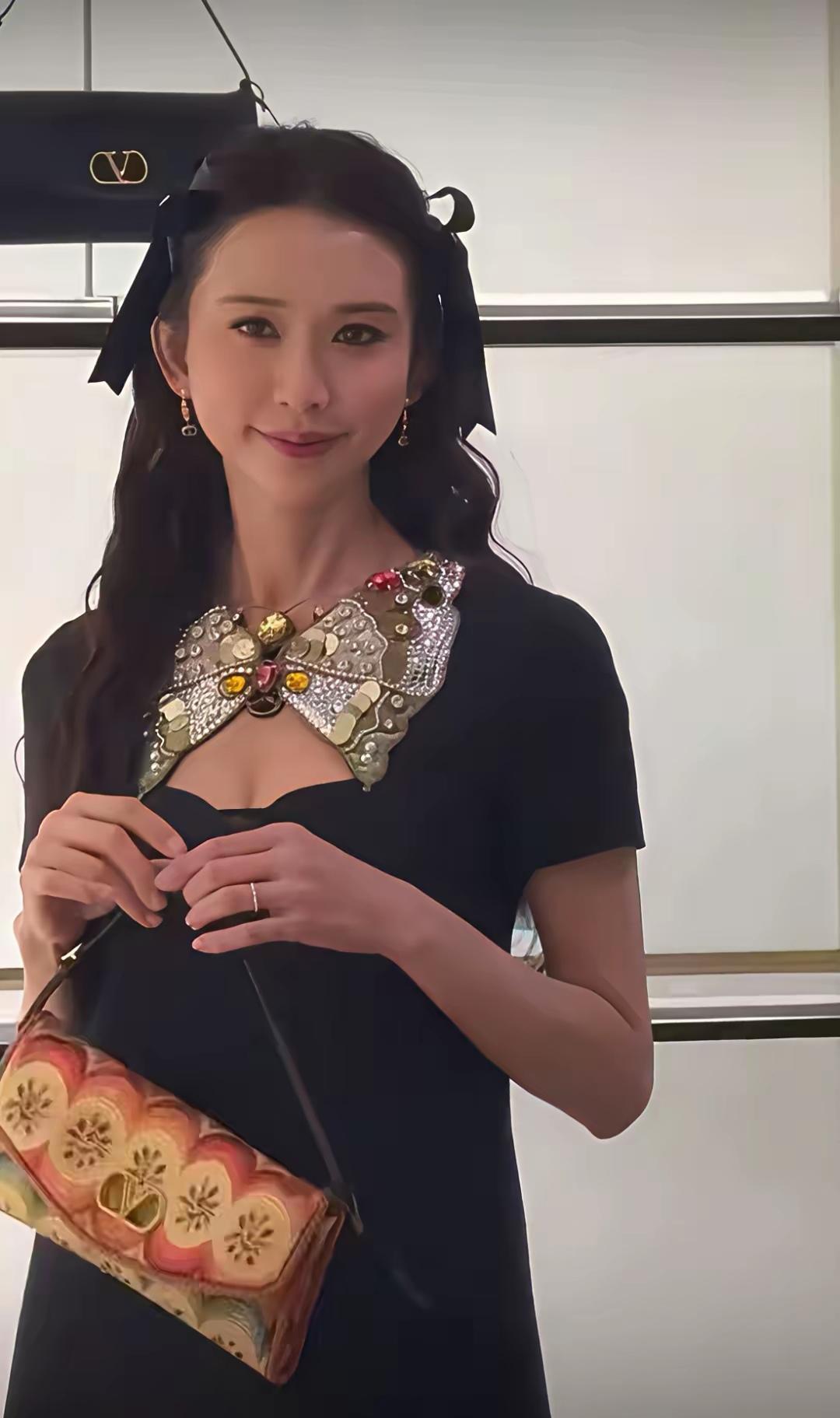 林志玲这次上海活动的造型，确实让人看愣了。51岁头上系着大蝴蝶结，裙子胸前