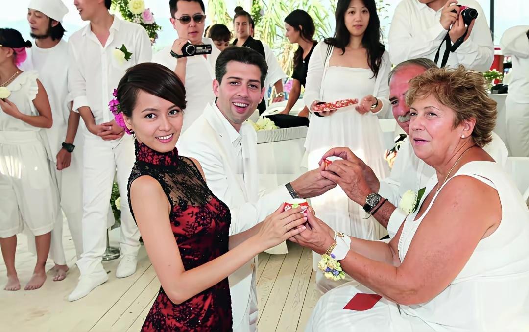 2011年梁咏琪和Sergio在西班牙办婚礼，伴娘是许茹芸、杨采妮，整场氛围温馨