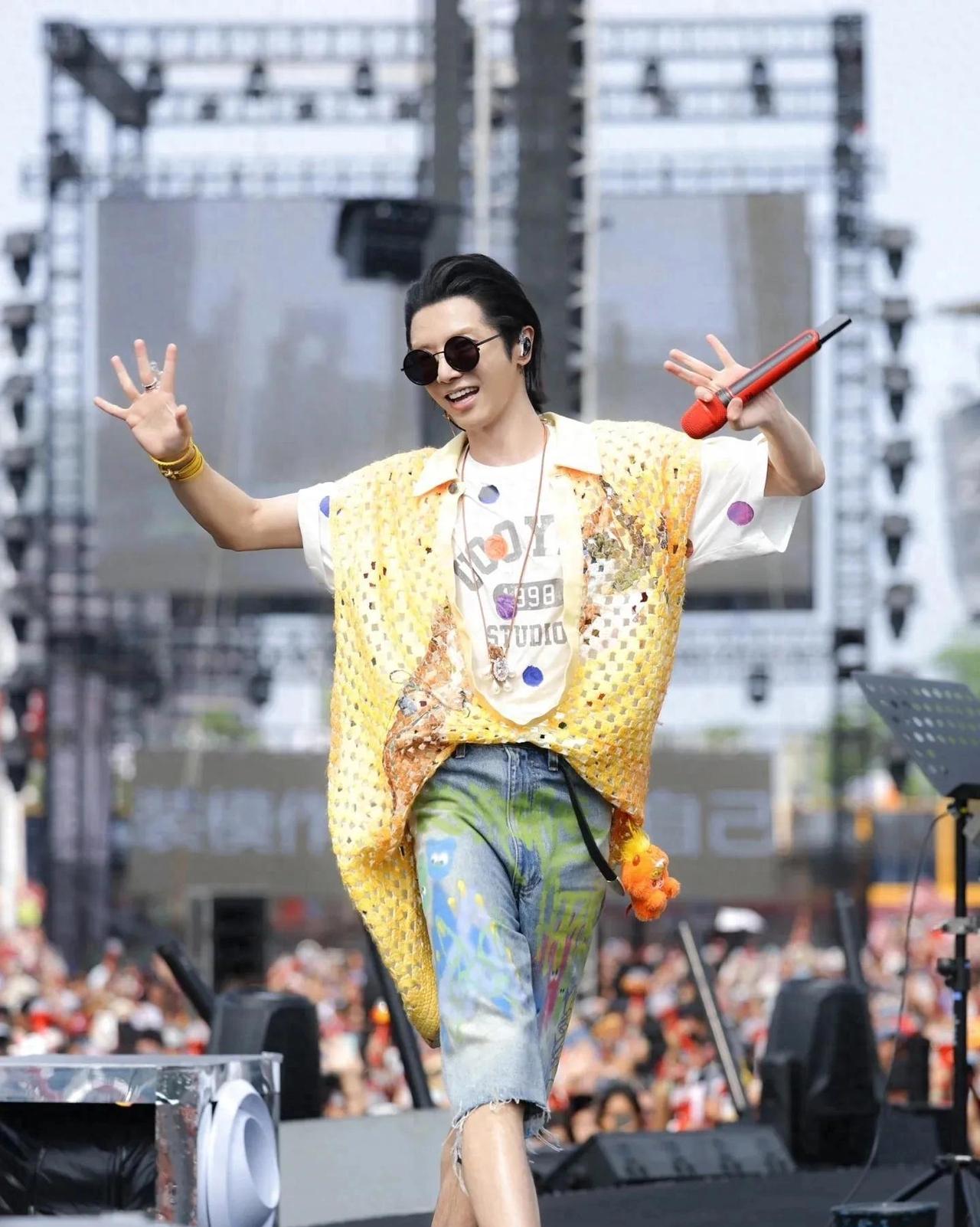 华晨宇佛山演唱会：时尚造型引尖叫，双向奔赴燃爆现场华晨宇佛山演唱会盛大启幕，这