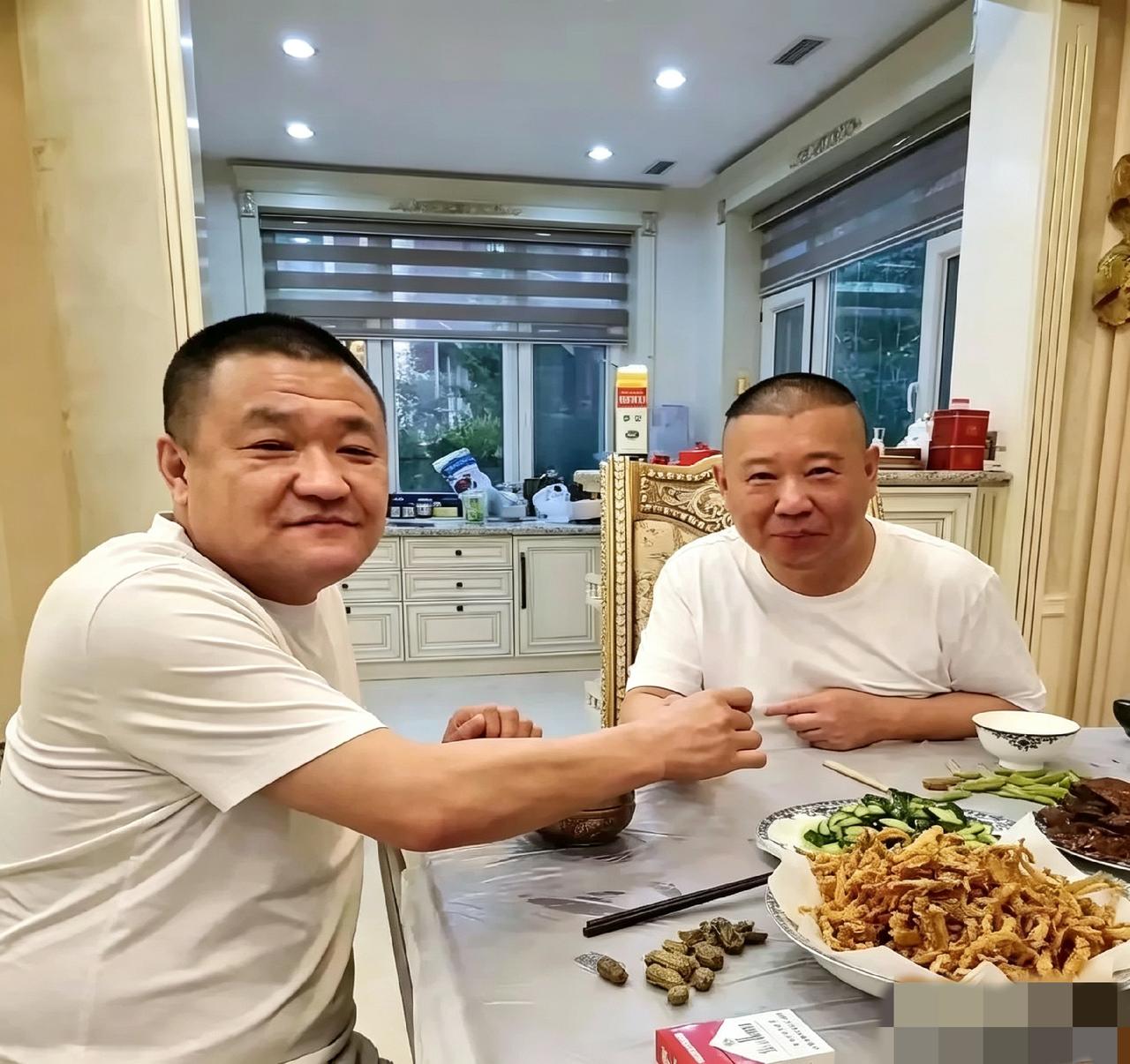 刚刷到这张图，真挺接地气。郭德纲跟于勾在家吃饭，桌上就一包万宝路、炸河虾拍黄瓜。