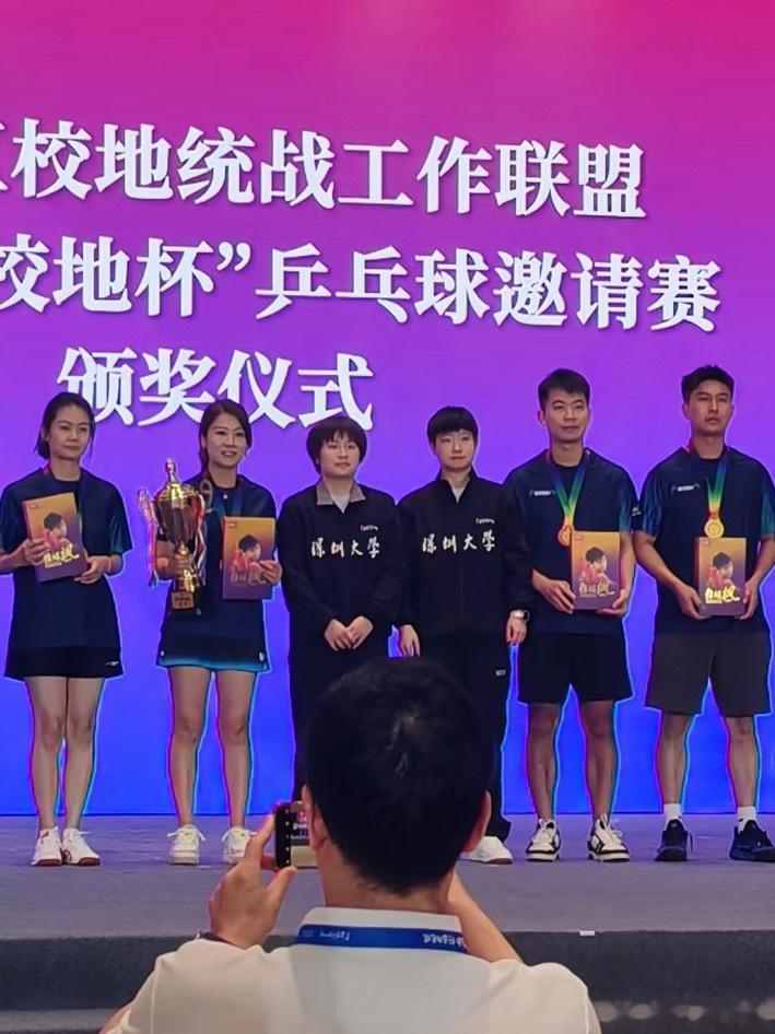 站得板正的莎莎偷笑的小咪