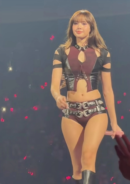 Lisa的身材，没有一丝多余的赘肉，这种身材真的很顶，有力量感