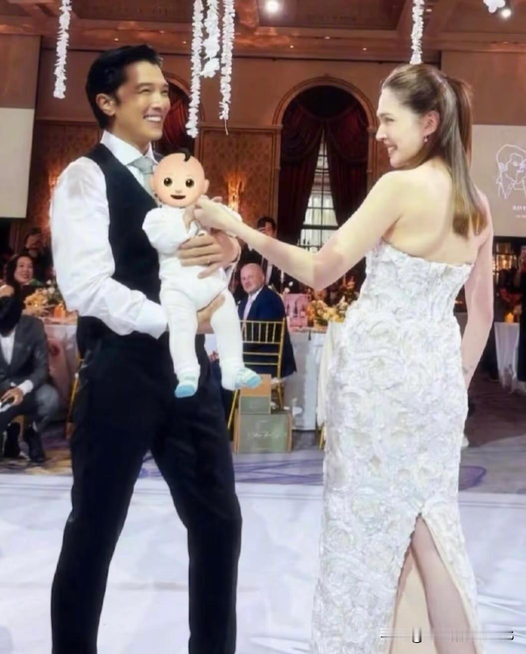 看到许玮甯与邱泽这一对，着实忍不住心生感慨！台湾艺人的婚礼发型皆走随性风格，