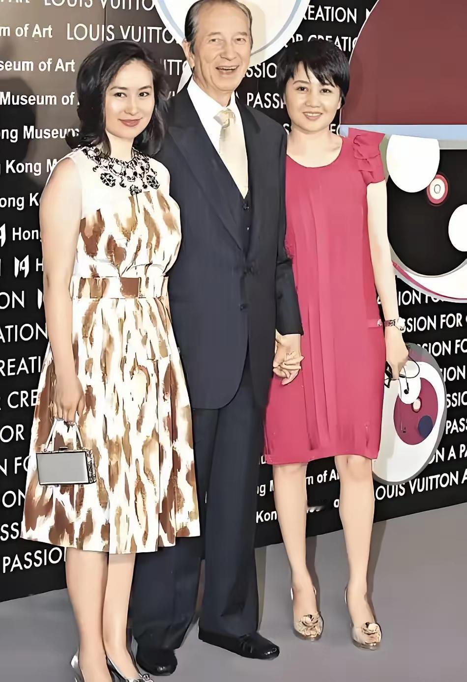 这是赌王何鸿燊和女儿何超琼，以及四太梁安琪的罕见同框照，他们的颜值都很高，岁月对
