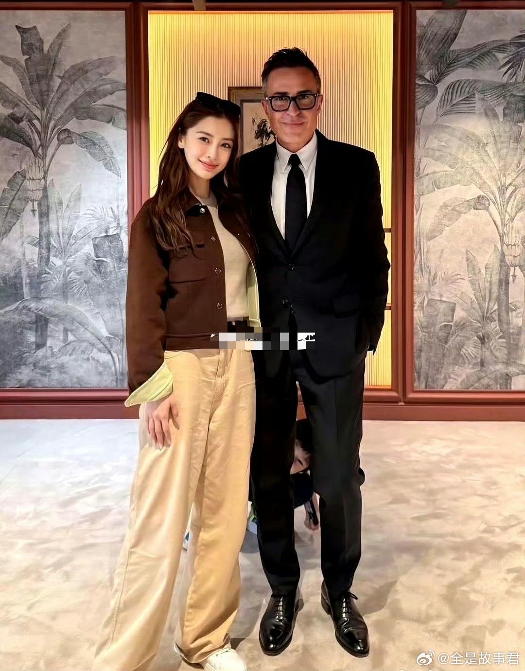 小海绵拍摄的Angelababy与爱马仕总监合影​​​