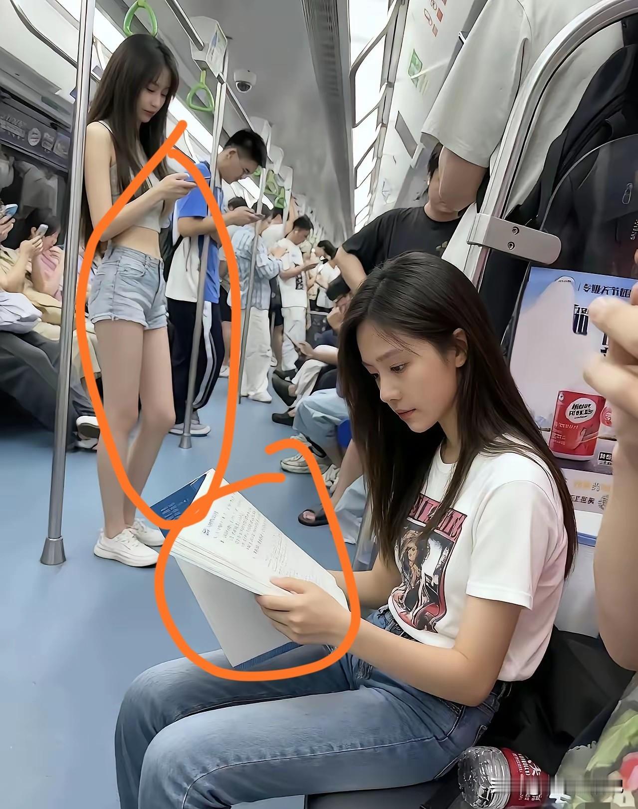 地铁上大部分人都在埋头刷着手机，也许是在获取知识，也许是在玩乐打发时间，只