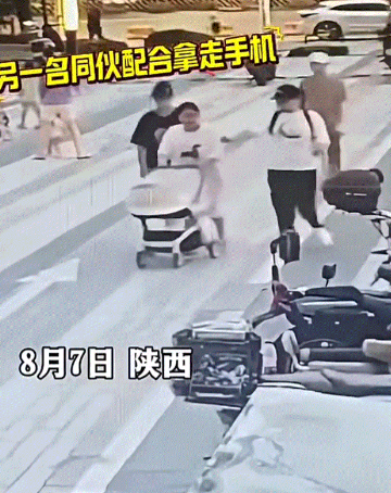 太猖狂了！西安，一宝妈推着婴儿车带娃遛弯时，出现三陌生人跟在宝妈身后，期间其中一