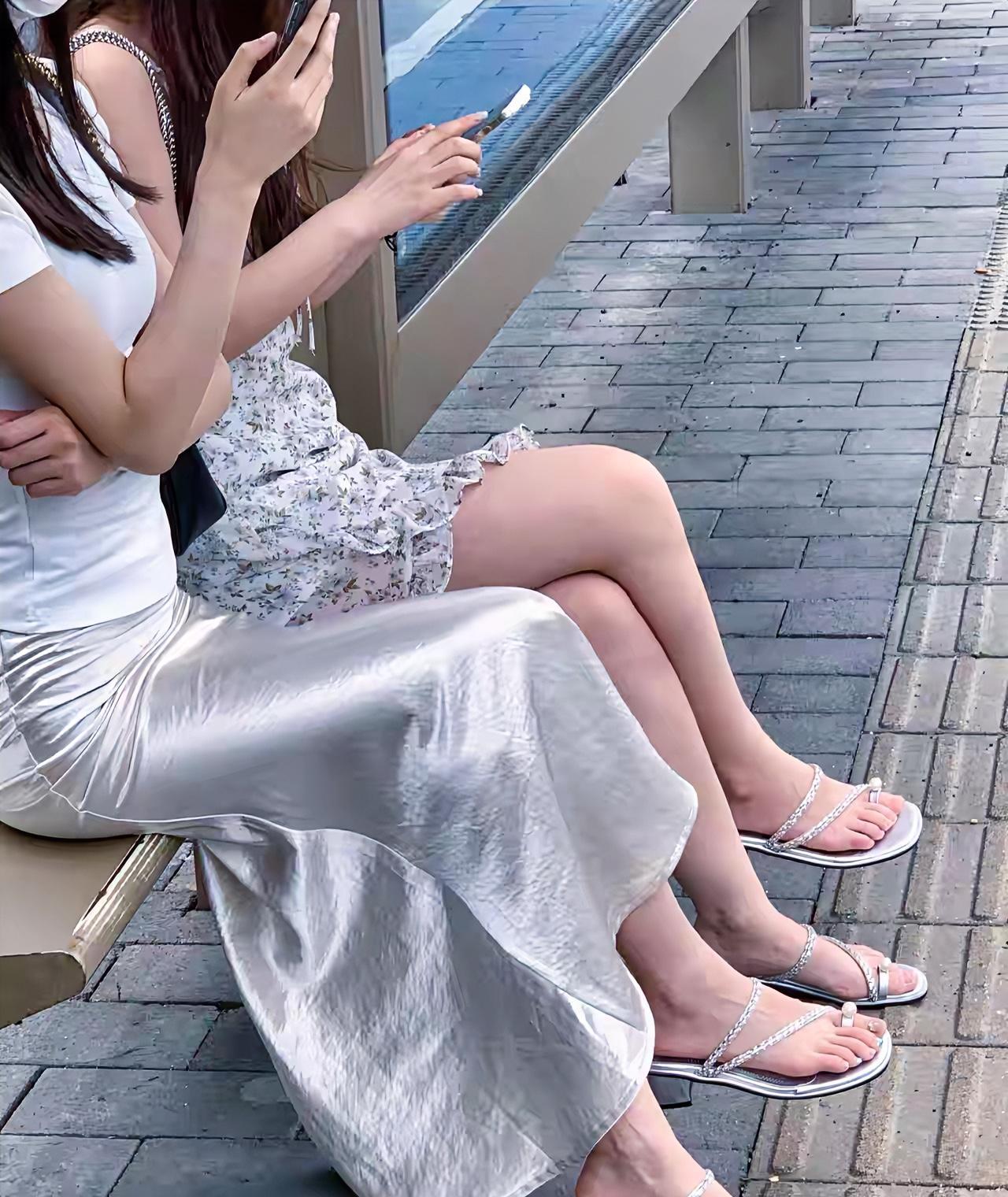 这个脚好美，穿同款鞋子两个人，哪一个脚更好看呢？