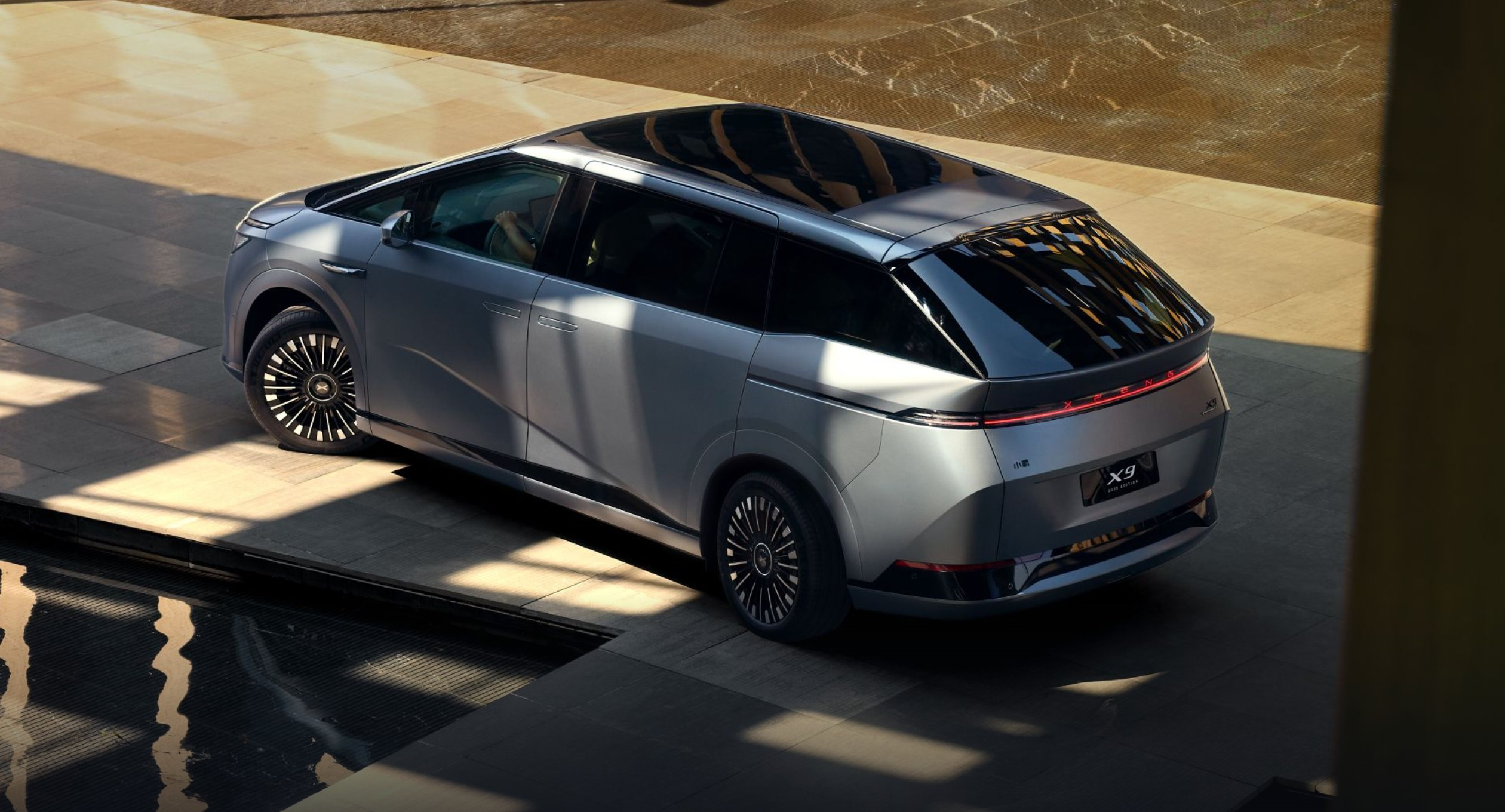 新款小鹏X9首发电动三折叠小鹏首款增程车，在30万级MPV赛道中具备爆款潜质，2