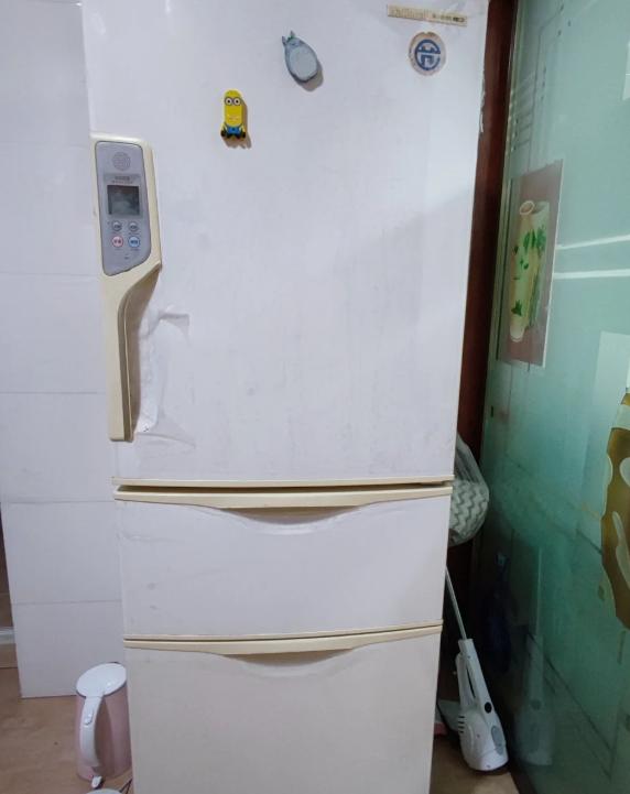 朋友小周花6000多买的某品牌冰箱，用了不到两年就出毛病了！制冷越来越差，冷冻