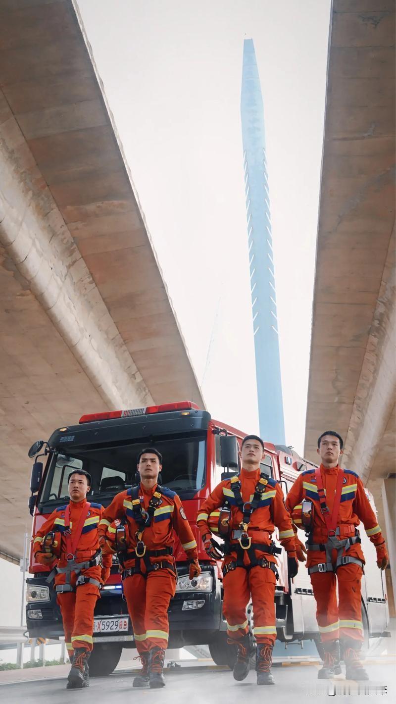 必须得说消防员就是英雄啊！他们每天都在和时间赛跑，和死神较量。火灾现场，浓烟滚