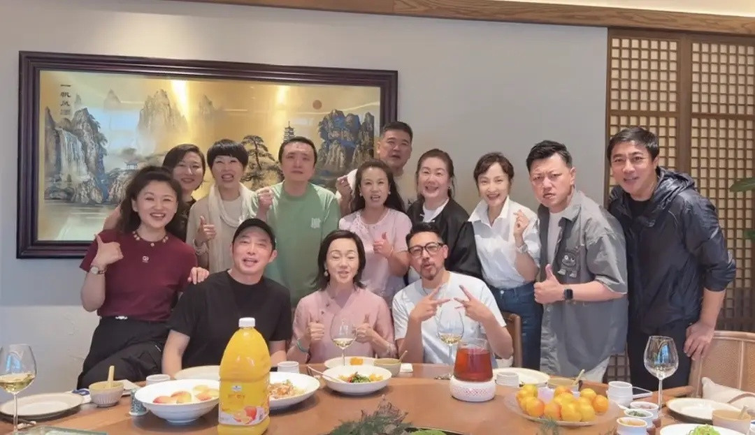 沙溢参加军艺97班聚会，48了仍是班里校草，就是发量少一直戴帽子！