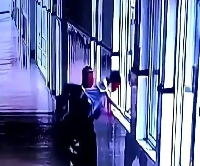 把林老师送进去的家长，再曝林老师有偿补课，这一次他遭反噬了。这起事件反映出当前