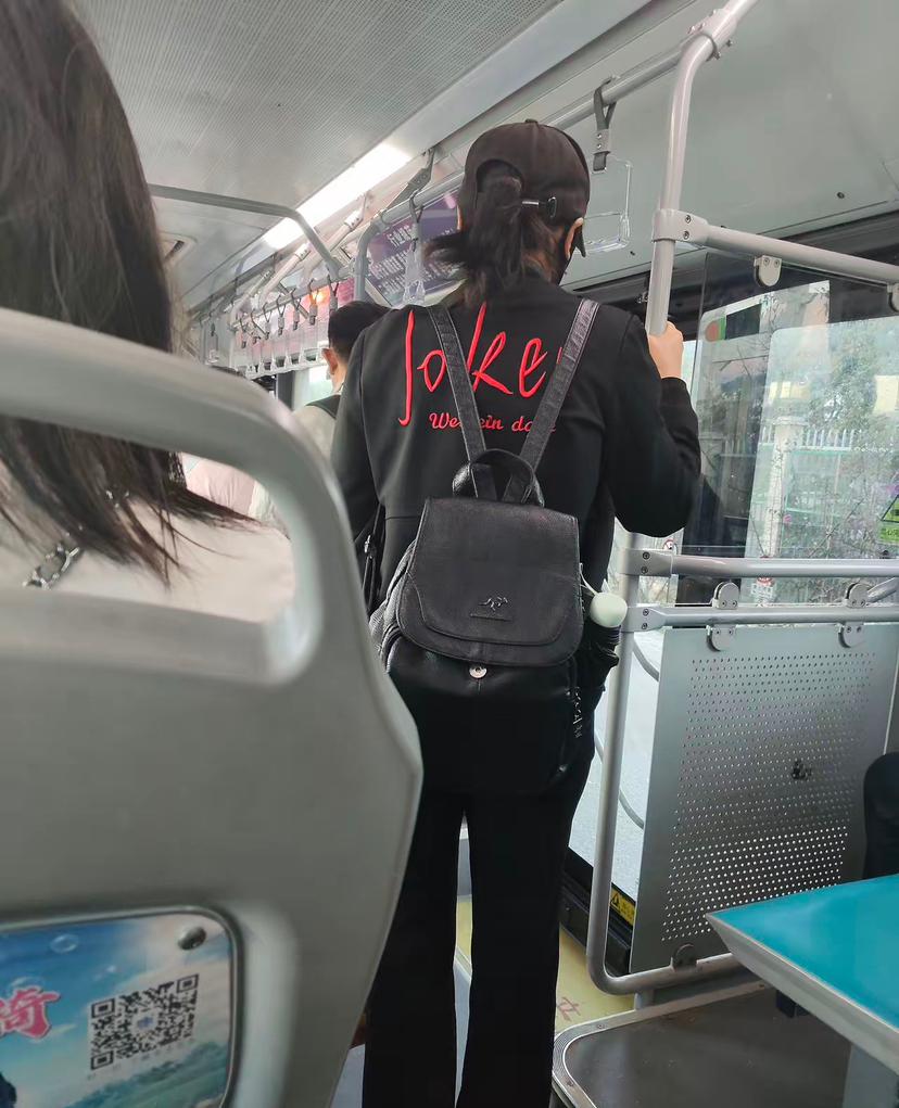 穿衣服不能乱穿，她估计没注意到“Joker”，或者不知道是什么意思。还好是在中国