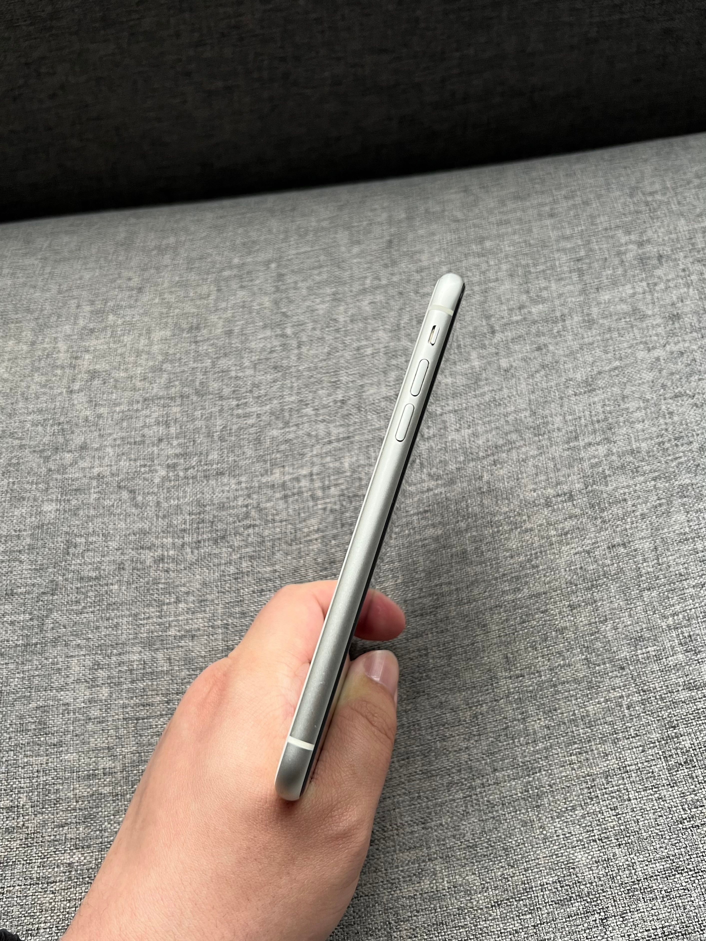 iPhone11128G白色，成色9新，包换全新电池，单机，店保三个月非人为