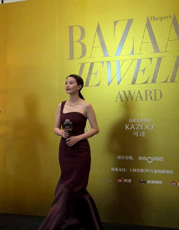 今天高圆圆在上海出席时尚活动，她这次搭配了一件红色的长裙，看起来高贵又优雅。