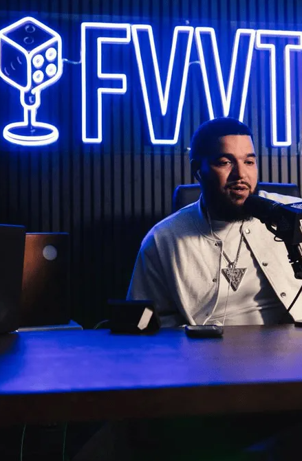 火箭球员范弗利特更新了个人社媒，并配文：“敬请期待🎙️。”推文的配图是两张范