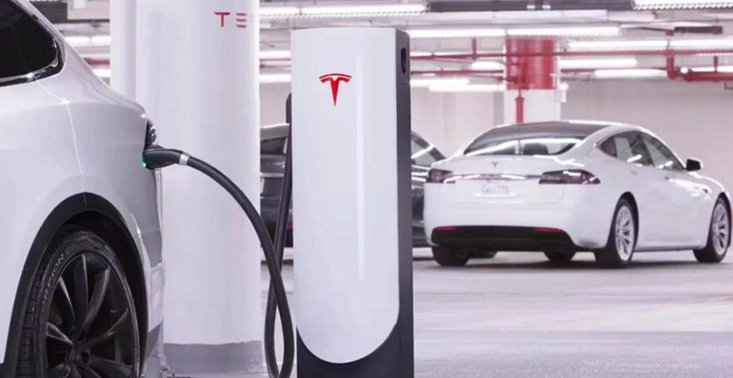 充电革命！特斯拉折叠V4超充，单卡车拉16桩、部署快50%、成本直降20%