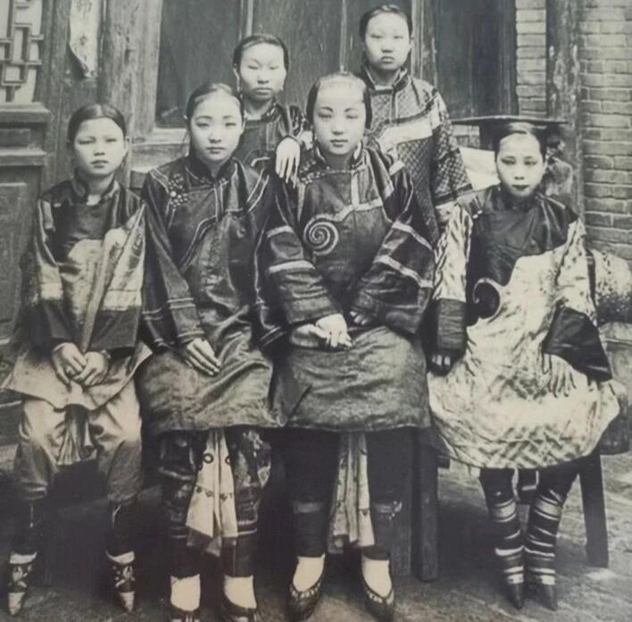 历史老照片分享晚清女子，个个眉清目秀、面容姣美，穿戴打扮干干净净、利利索索！能猜