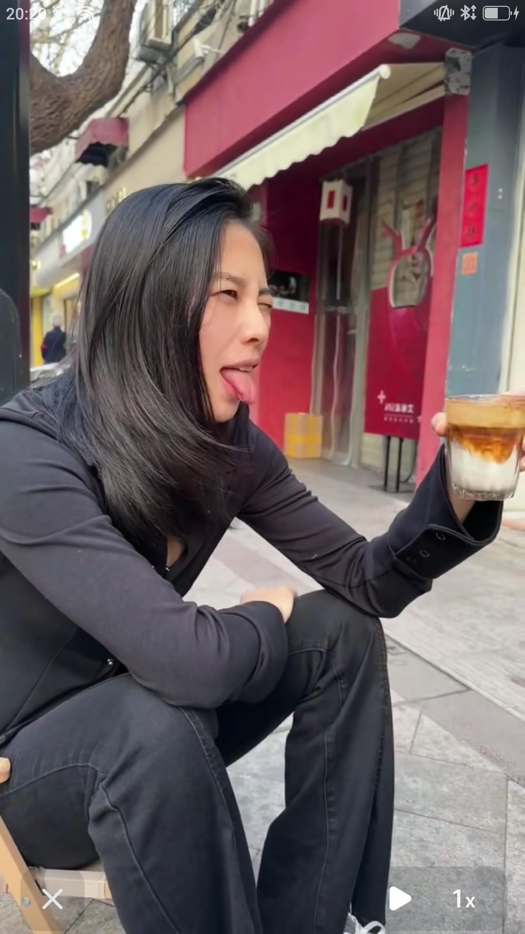 【赛场内外的王思雨判若两人，场上打球强硬，激情四射，场外淑女打扮，气质俱佳。】王