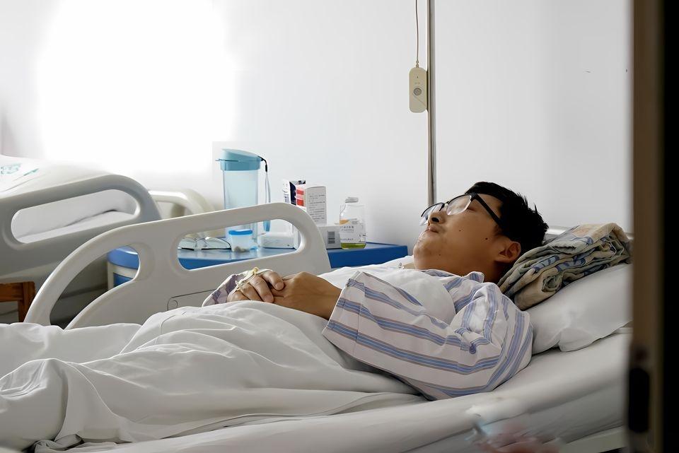 宁夏银川，一男子2018年，给自买了一份20万保额的终身重疾险。他投保6年后，在