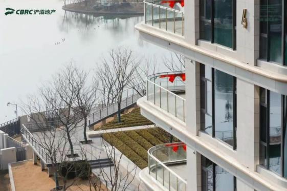 近日，位于西安浐灞国际港的雁鸣·湖风雅序项目迎来盛大交付，不仅标志着项目建设的圆