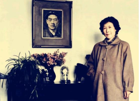 1953年徐悲鸿离世，廖静文1958年嫁给解放军军官黄兴华，1959年生子廖鸿华