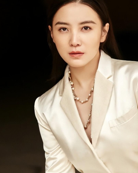 那年张黎为了娶漂亮的宋佳，他心急如焚地回家与妻子刘蓓离婚，然而离婚后，宋佳却说: