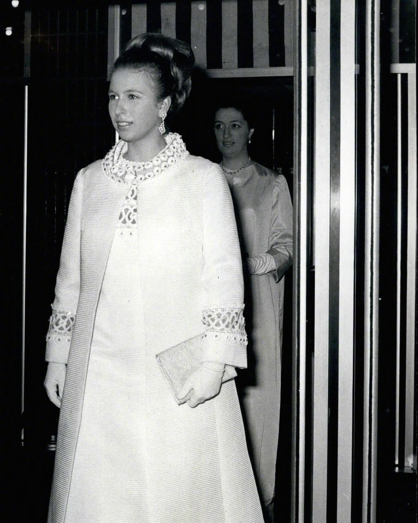 安妮公主在出席招待尼日利亚总统及夫人的国宴上，穿了一件她保存了50多年的外套。这