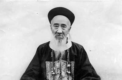 1863年，张之洞和妻子吵架，他一脚将妻子踢倒在地，妻子趴在地上一动不动，张之洞