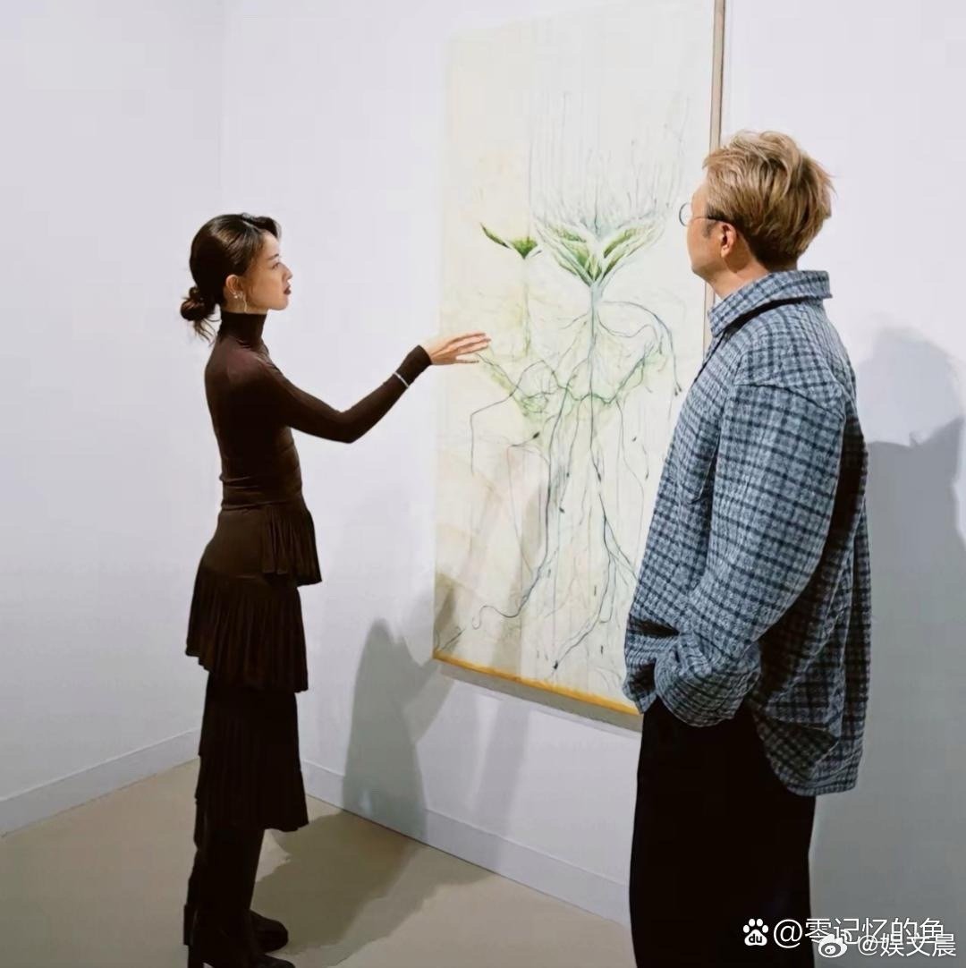 章泽天与杜海涛同框看画展！两人现身艺术展现场，专注欣赏画作的模样，画面格外有格调