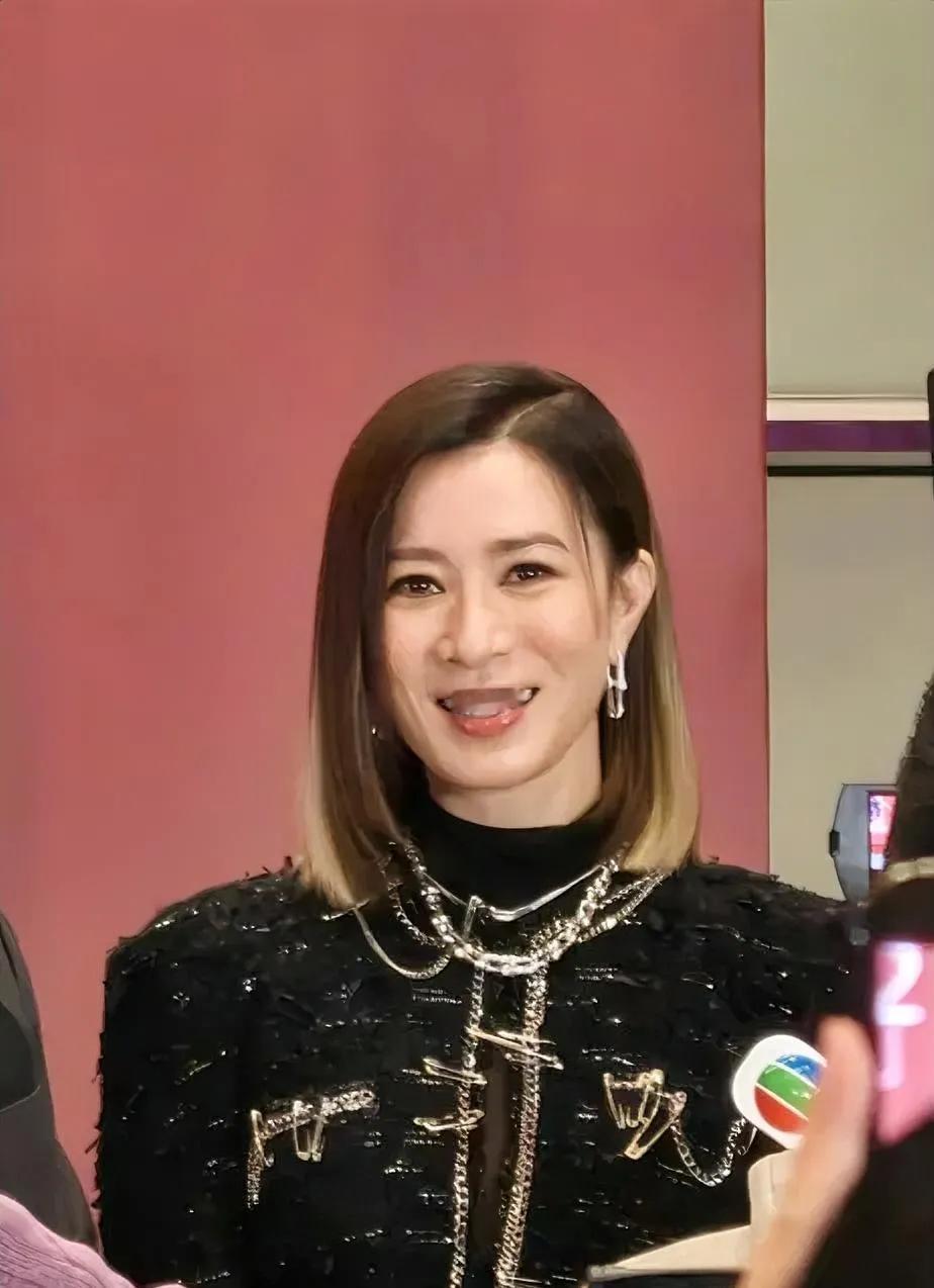 遗嘱。她签了。受益人：母亲，兄弟。身后是逾两亿港币icon的身家，和香港i